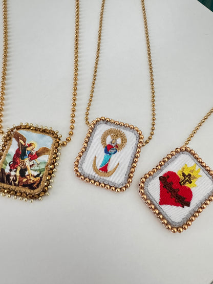 Escapularios llenitos de fe